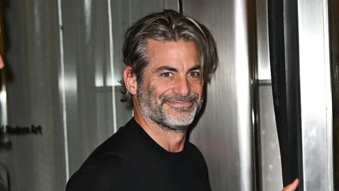 吉姆·柯蒂斯的健康狀況：詹妮弗·安妮斯頓男友的“誤診疾病”導致跛行和更多症狀
 | mtgamer.com