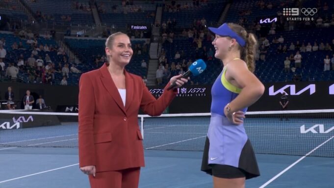 安德烈耶娃與教練開玩笑談論多克奇的雙打歷史
 | mtgamer.com