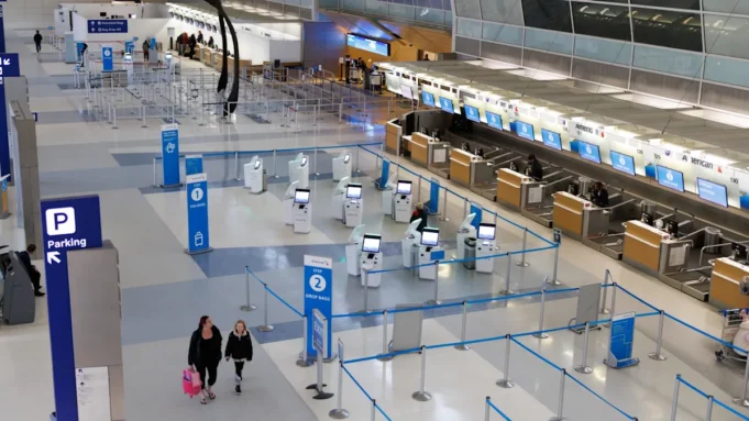 小牛隊週日與雄鹿隊的比賽推遲，因為達拉斯因惡劣天氣而無法飛行
 | mtgamer.com