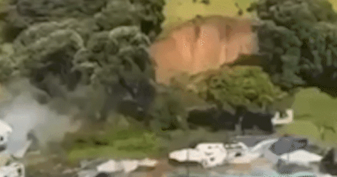 山體滑坡襲擊假日熱點，造成兩人死亡、兒童失踪
 | mtgamer.com