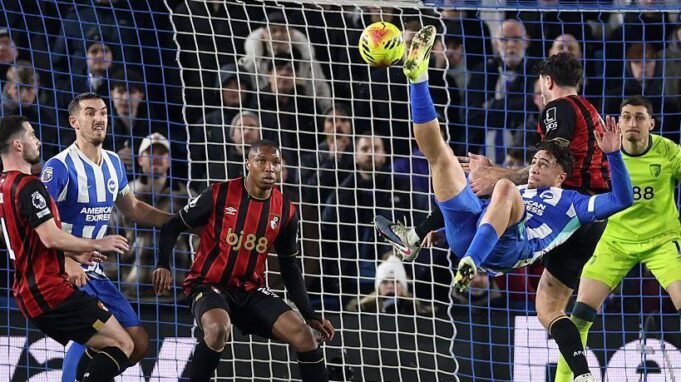 布萊頓對陣伯恩茅斯的比賽中，科斯圖拉斯倒鉤球為布萊頓贏得一分
 | mtgamer.com