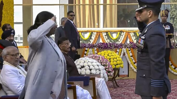 德魯帕迪·穆爾穆總統將阿育王脈輪授予太空英雄舒班舒·舒克拉
 | mtgamer.com