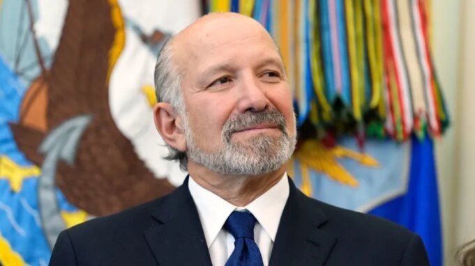 戈爾在達沃斯演講期間向霍華德·盧特尼克發出噓聲
 | mtgamer.com