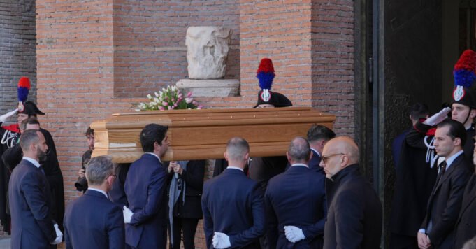 時裝設計師瓦倫蒂諾的葬禮上發生了什麼
 | mtgamer.com