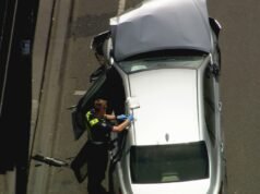 汽車在繁忙道路上撞上多人後,男子被路人制服
| mtgamer.com 汽車在繁忙道路上撞上多人後,男子被路人制服
| mtgamer.com