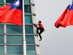 美國攀岩運動員亞歷克斯·霍諾德(Alex Honnold)在沒有繩索的情況下登上台北 101 摩天大樓的頂部
| mtgamer.com 美國攀岩運動員亞歷克斯·霍諾德(Alex Honnold)在沒有繩索的情況下登上台北 101 摩天大樓的頂部
| mtgamer.com