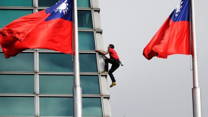 美國攀岩運動員亞歷克斯·霍諾德（Alex Honnold）在沒有繩索的情況下登上台北 101 摩天大樓的頂部
 | mtgamer.com