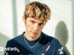 美容醫生對在 TikTok 上拆散歌手 Troye Sivan 的容貌感到抱歉
| mtgamer.com 美容醫生對在 TikTok 上拆散歌手 Troye Sivan 的容貌感到抱歉
| mtgamer.com