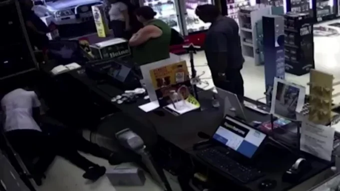 艾倫布魯克瓶裝店工人的生命被陌生人的急救技能救了
 | mtgamer.com