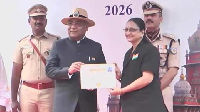 馬德拉斯高等法院首席法官展開三色旗
 | mtgamer.com