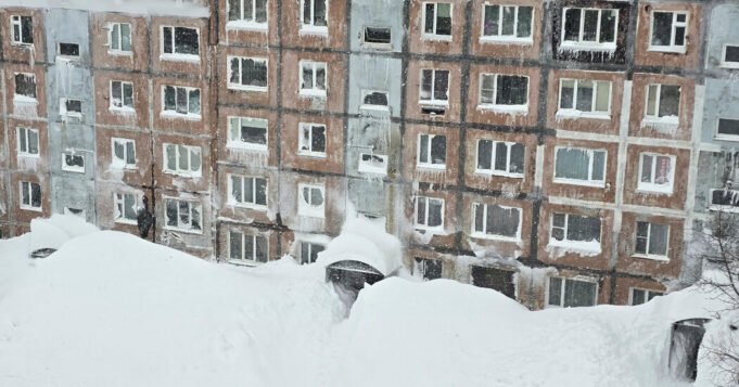 高聳的雪堆掩埋了俄羅斯半島偏遠的城市
| mtgamer.com