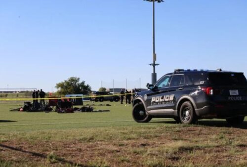 警方稱，一輛卡車衝入威奇托足球場，造成兩人死亡，其中包括一名男孩，另有11人受傷。