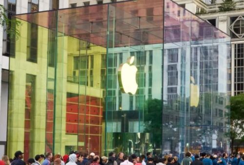 在周五發表會前夕，蘋果第五大道店內發現了巨型 iPhone Duo 裝置。